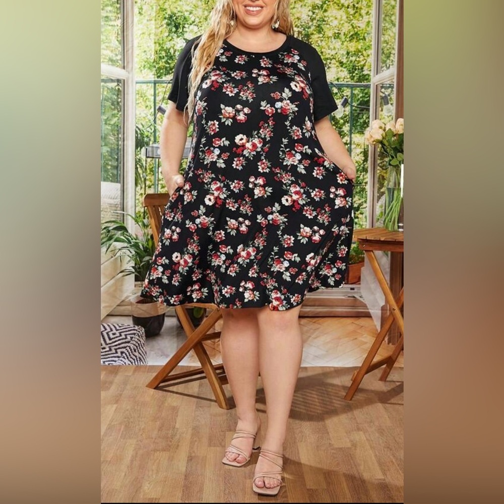 EMERY ROSE NWOT Chic Floral Mini Dress in Black